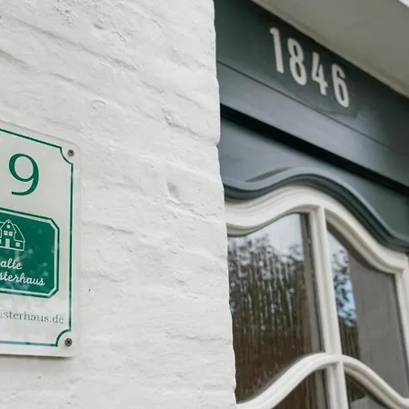 Altes Schulmeisterhaus 1