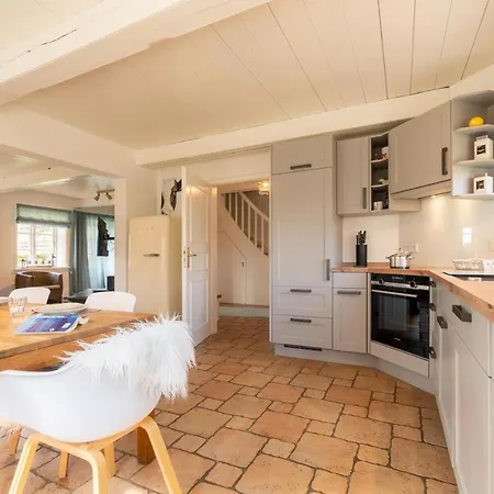 Altes Schulmeisterhaus 1 *